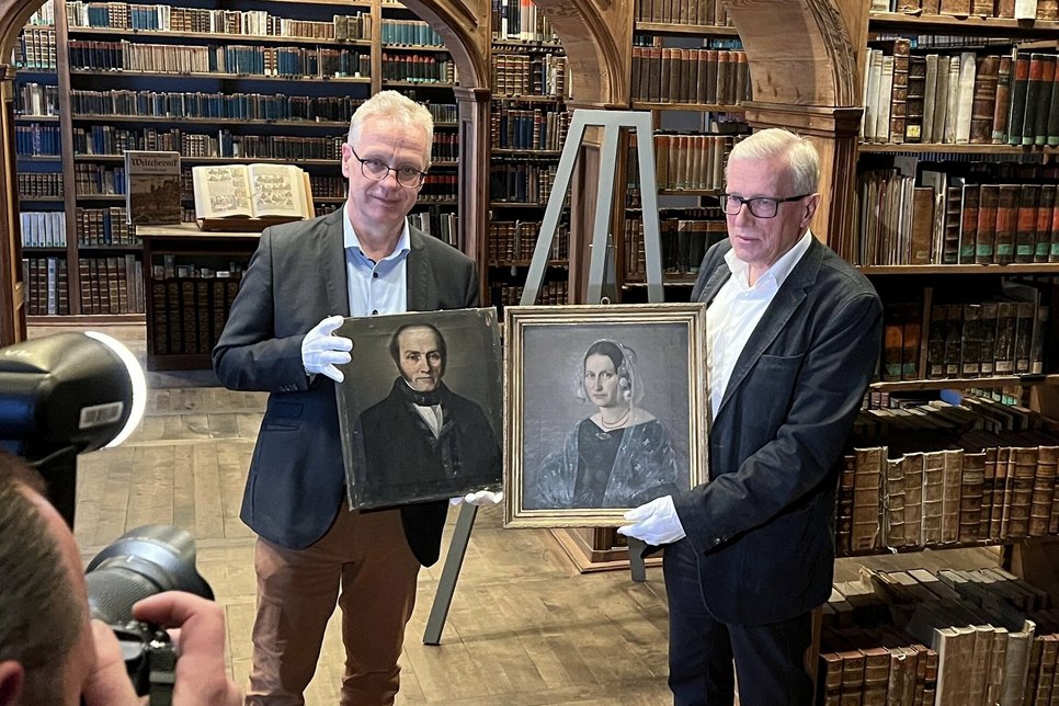 Gustav Graf von Westarp, Bürgermeister der Stadt Goldberg (rechts im Bild), und Dr. Jasper von Richthofen, Direktor der Görlitzer Sammlungen, mit den zwei Porträtgemälden des Görlitzer Malers Gustav Adolph Kadersch.