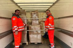 Mehrere Paletten mit gespendeten Hilfsgütern aus Sachsen machen sich auf den Weg nach Polen.