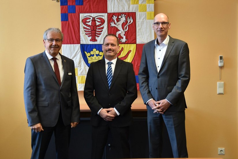 Landrat Harald Altekrüger (l.) und Dezernent Carsten Billing (r.) begrüßten den neuen Geschäftsführer der Rettungsdienst GmbH Roger.