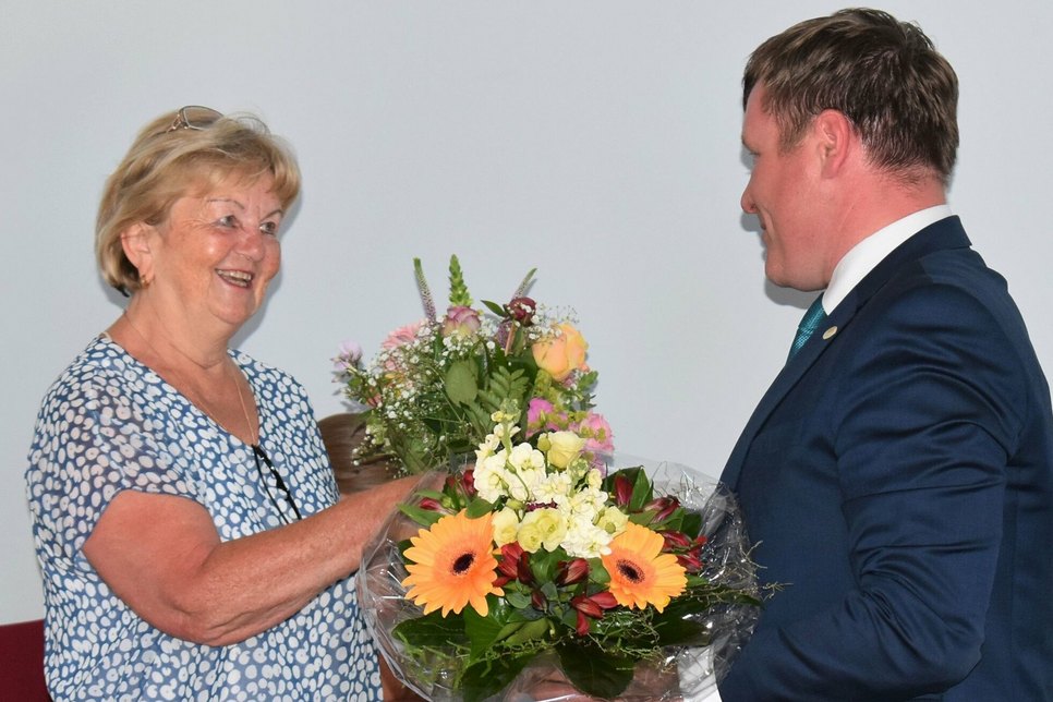 Kämmerin Elke Opitz wird bei ihrer letzten Stadtratssitzung vom Oberbürgermeister Dr. Sven Mißbach mit Blumen verabschiedet.