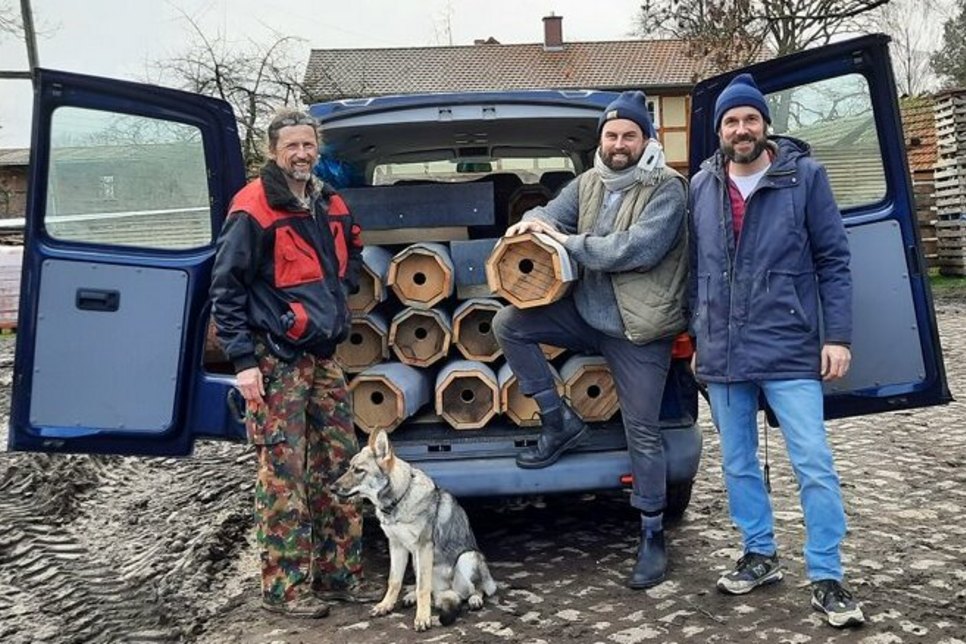 Hergestellt wurden die Nisthilfen von der Firma Holzhandwerk Sasse aus Altmark. Volker Pahlow von der Heinz Sielmann Stiftung, Philipp Juranek und Bastian Enners von der Wiedehopfen GbR (v.l.n.r.) holten sie dort am Montag ab.