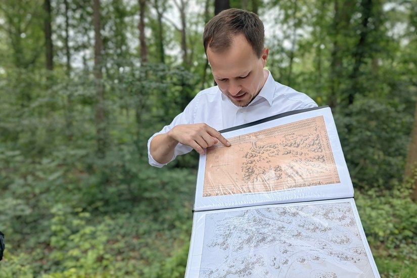 Dr. Wecke zeigt die historischen Sichtachsen aus der Zeit Friedrich Bouché`s - um sie freizugeben, sollen auch hier größere Spitzahornbäume gefällt werden.