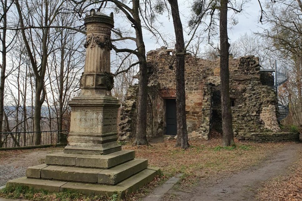 Künstliche Ruine mit Denkmal