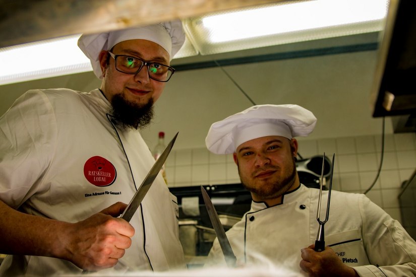 Sie zeigen wie’s geht: Sven Neitsch und Angelo Pietsch (rechts) kochen auf den Oberlausitzer Gesundheitstagen. Foto: Marcel Suchold
