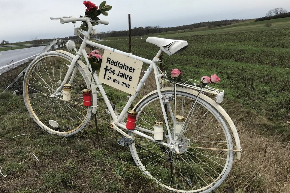 Ein weißes Rad mahnt an den tödlichen Unfall auf der S81 Ende November 2018. Foto: Schramm
