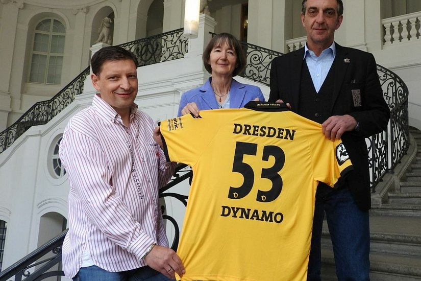 Der Sportdirektor der SG Dynamo Dresden, Ralf Minge sowie der Fußballhistoriker Jens Genschmar werden das Trikot überreichen. Foto: Pönisch