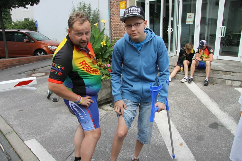 „Guck, mir geht‘s wieder gut, ich hatte das Gleiche wie du", Andreas Führlich zeigt Rémon sein operiertes Bein. Fotos: Eberlein