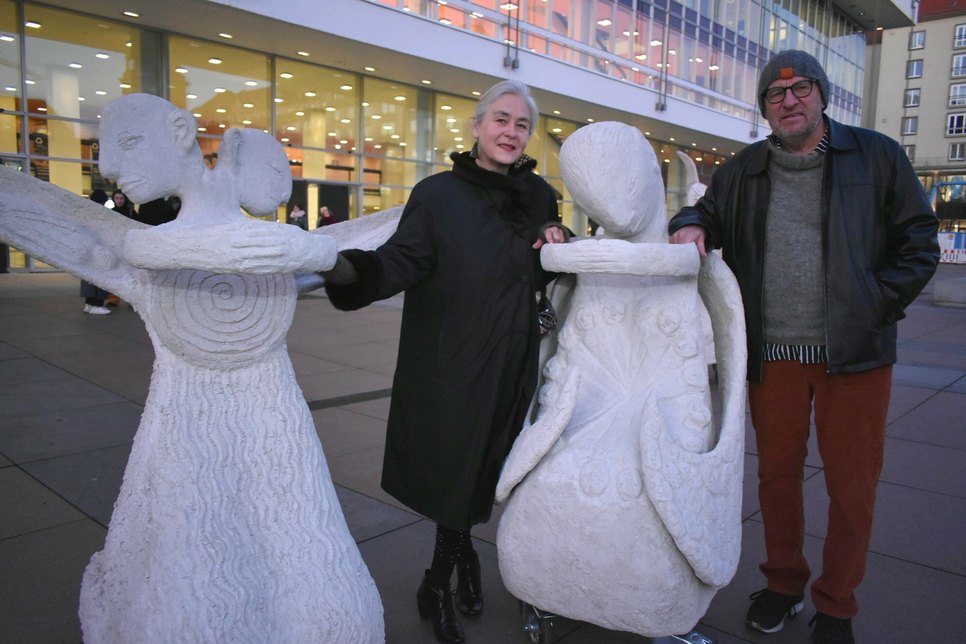 Bildhauerin Marit Benthe Norheim und Komponist Geir Johnson mit  zwei Engeln Foto: Schiller