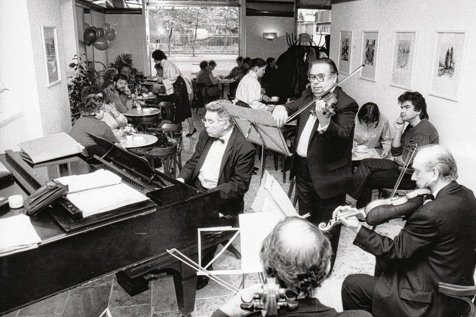Caféhausmusik mit alten Café Lauterbach in der Bahnhofstraße mit Karl Esbach und seinen Musikern, Foto: Erich Schutt