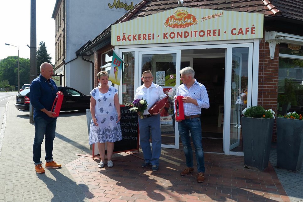 Bürgermeisterin Simone Taubenek bedankte sich für das jahrzehntelange Engagement des Bäckermeisters Klaus Merschank (2.v.r.) und hat die beiden neuen Geschäftsführer Grzegorz Baran (l.) und Michael Fortwengel (r.) willkommen geheißen. Foto: Dany Dawid