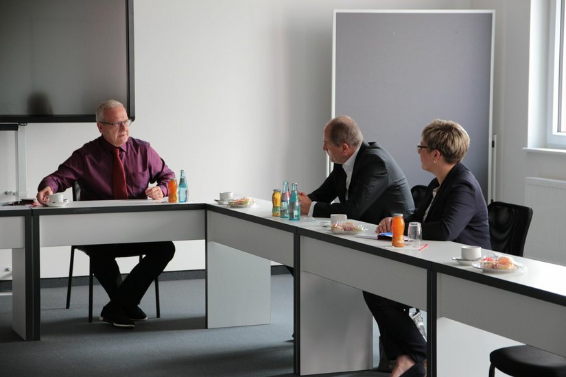 Torsten Ruban-Zeh im Gespräch mit Jörg Mühlberg und Dr. Romy Reinisch von der Sächsischen Agentur für Strukturentwicklung. Foto: pm