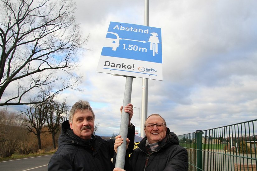 Ingolf Zill (li.) und der zweite Bürgermeister Winfried Lehmann stellen das erste von vier Schildern auf.    Foto: Schramm