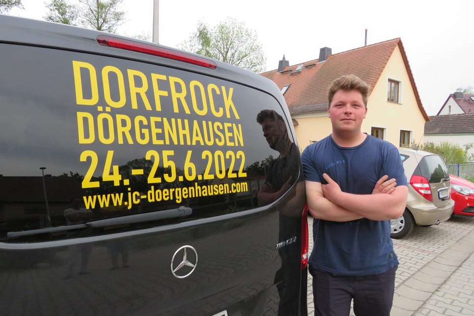 Der Vereinsvorsitzende des Jugendclubs Dörgenhausen, Dennis Bilik, freut sich auf den bevorstehenden Dorfrock. Der Hinweis darauf fährt auf dem Auto quasi immer mit.
