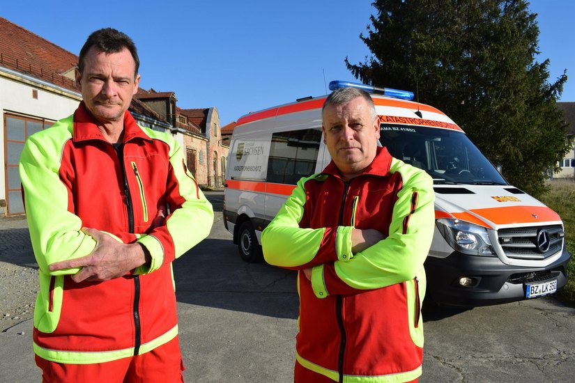Zugführer des Katastrophenschutzes, Jens Reupert (links), und der Fuhrparkverantwortliche Uwe Janeck sprechen über die aktuellen Herausforderungen in der Schnelleinsatzgruppe.