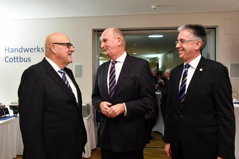 Von links: HWK-Präsident Peter Dreißig, Ministerpräsident Woidke und HWK-Hauptgeschäftsführer Knut Deutscher. Foto: Michael Helbig
