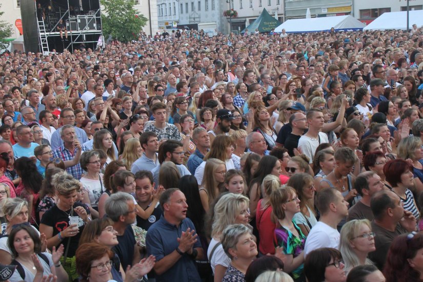 6500 Konzertgäste versammelten sich auf dem Markt. Foto: Jürgen Weser