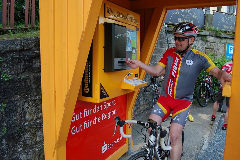 Am Stoppomat in Königstein ziehen die Freizeitradler ihre Stempelkarte.                             Foto: Wo