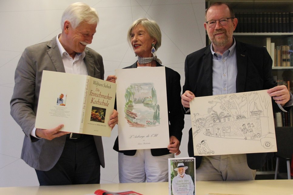 SLUB-Generaldirektor Prof.Dr. Thomas Bürger, Barbara Siebeck und Prof.Dr. Matzerath präsentieren das Erbe Wolfram Siebecks.
