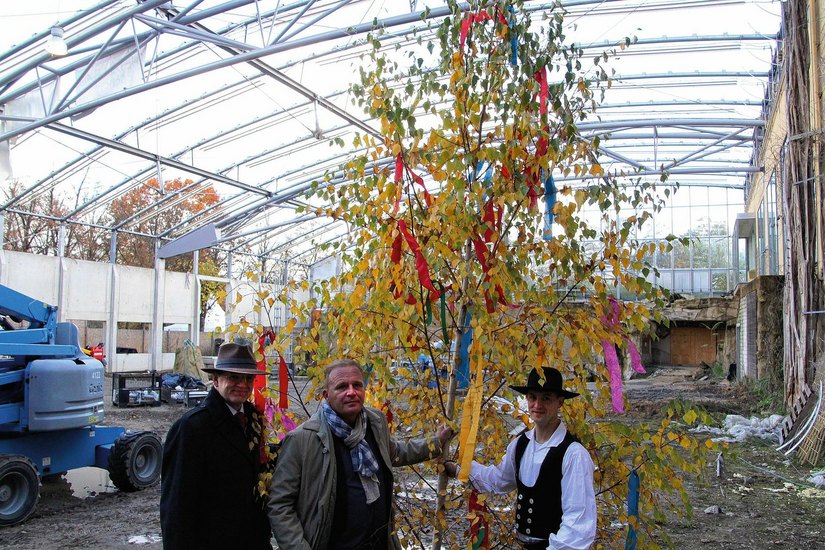 Bürgermeister Detlef Sittel (li.), Zoo-Chef Karl-Heinz Ukena und Zimmermann Danilo Kühn (re.) vor dem Richtbaum. Foto: Schramm
