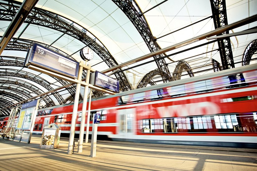 S-Bahn im Hauptbahnhof Dresden.