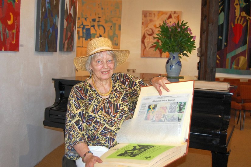 Helga Luzens mit einem der Gästebücher, wo sicher noch viele Seiten dazu kommen werden.