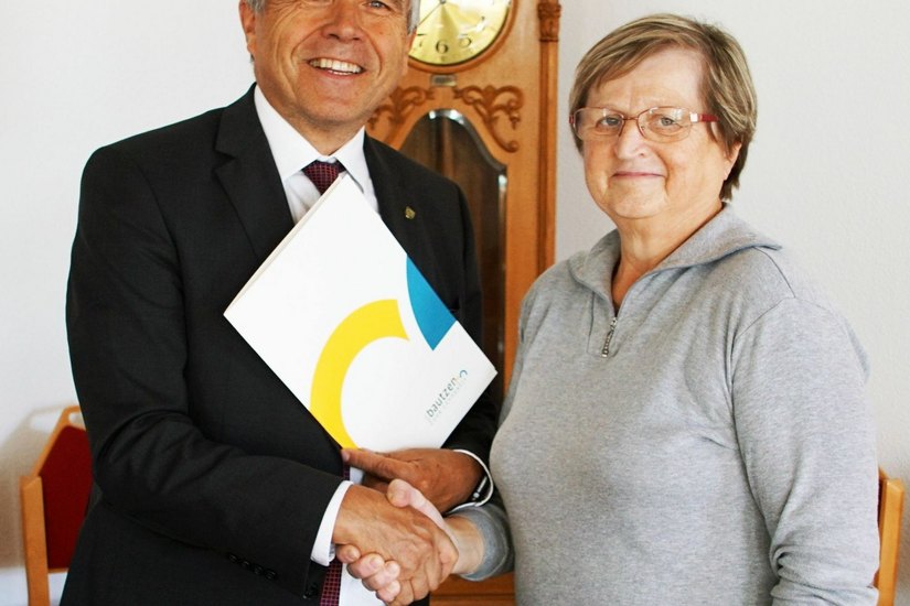 Landrat Harig übergab im Ratssaal die Auszeichnung »Ehrenamt des Monats« an Dr. Gisela Seidel. Foto: LRA Bautzen