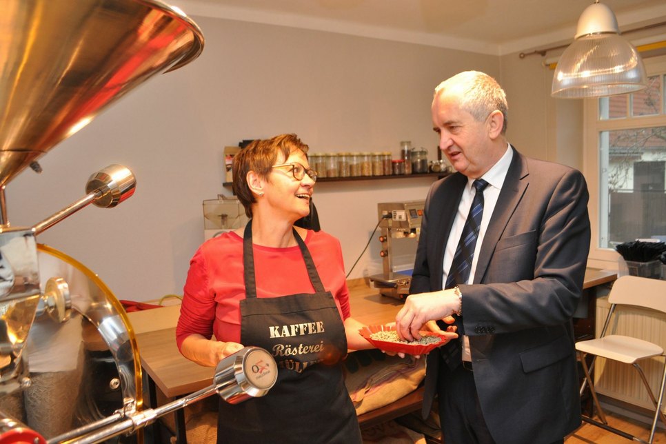 Staatsminister Thomas Schmidt besucht die Kaffeerösterei von Constanze Müller in Wildenhain und staunt über die große Vielfalt der Bohnen.
