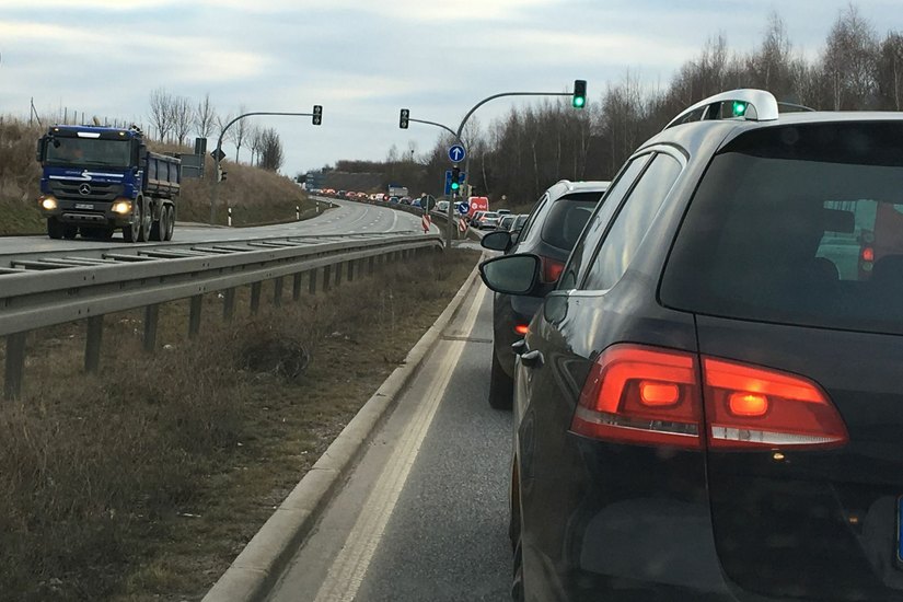 Bestes Beispiel für die TomTom-Aussagen: Heute Morgen (27. Februar) standen "Einpendler" in Richtung Dresden wieder einmal auf der S173 bei Kesselsdorf im Stau. Foto: Pönisch