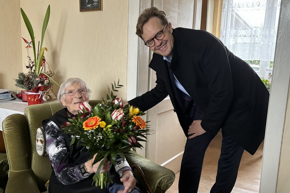 Blumen für Senftenbergs älteste Einwohnerin. Bürgermeister Andreas Pfeiffer gratuliert Johanna Neumann zum 104.Geburtstag.
