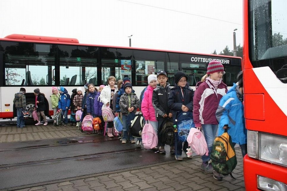Das Projekt Busschule richtet sich gezielt an Erstklässler, also Verkehrsneulinge. Seit 2001 wird es jährlich von September bis Dezember mit Schülerinnen und Schülern aus der Stadt Cottbus und dem Landkreis Spree-Neiße durchgeführt. Foto: CBVerkehr