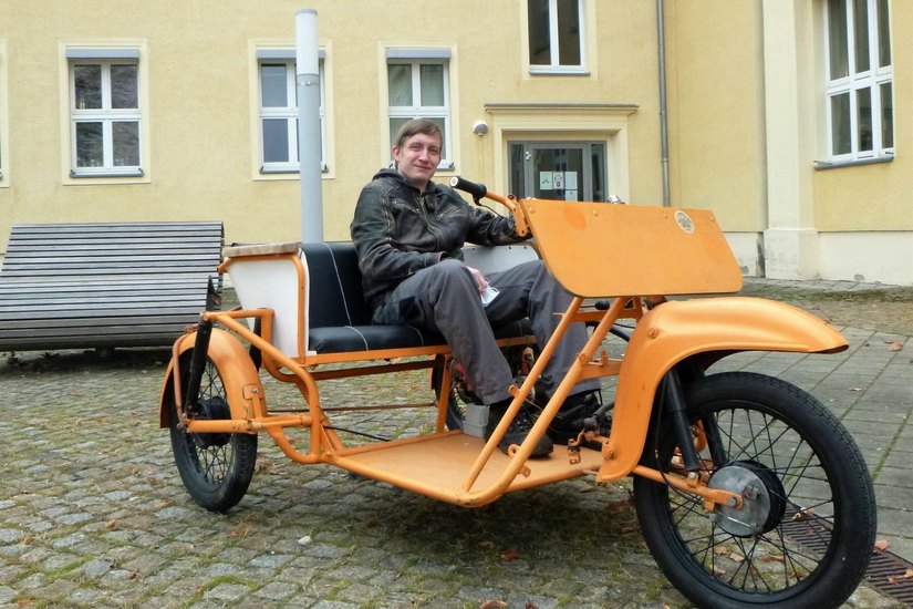 Das mit einem Elektroantrieb versehene Fahrzeug DUO ist zurück auf dem BTU-Campus Senftenberg. Darüber freut sich auch der Bachelorstudent des Maschinenbaus und IURS-Stipendiat Michael Klärner. Foto: Robert Schneider