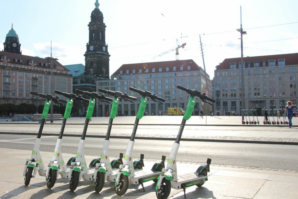 Ordentlich geparkt: E-Scooter in Dresden. Foto: Pönisch