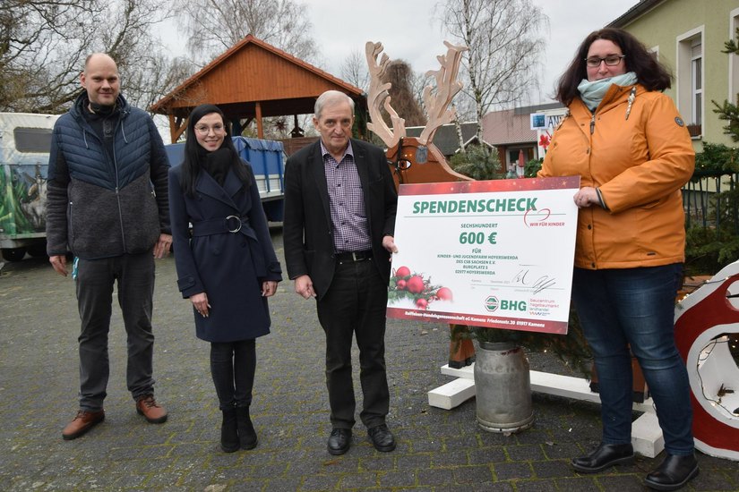 Rene Thunig, Anne Neumann, Peter Neunert und Susanne Thunig (v.l.) mit dem Spendenscheck der BHG Kamenz an die Kinder- und Jugendfarm. Foto: kd