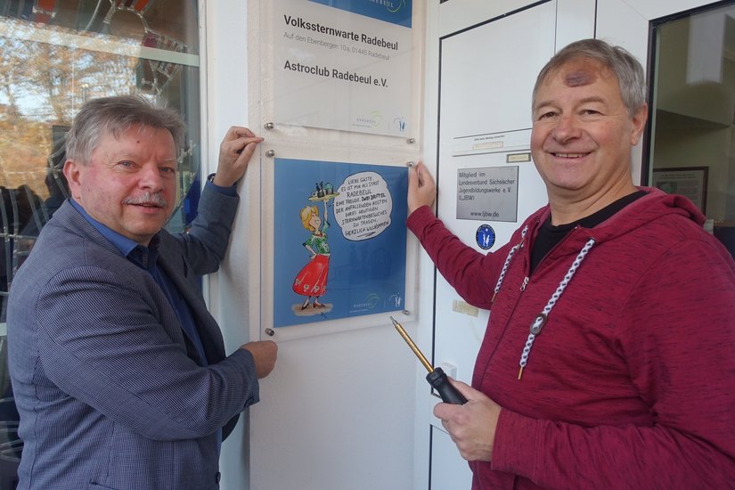 OB Bert Wendsche und Sternwartenleiter Uwe Peschel beim Anbringen der neuen Tafel. Foto: Schramm