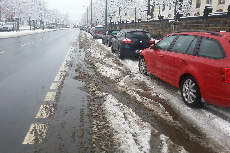 Fetscherstraße: geräumte Fahrbahn für die Autos, Schneematsch auf dem Radweg. Foto: ADFC