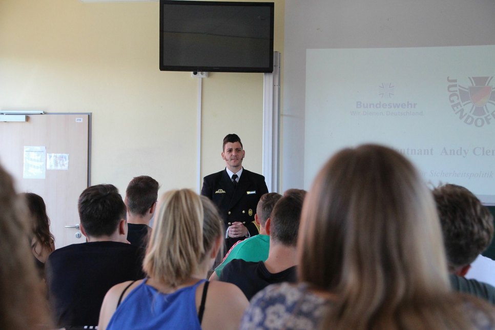 Kapitänleutnant Andy Clemens ist einer von sechs Jugendoffizieren in Sachsen. Er geht an Schulen und spricht über Sicherheitspolitik, den Auftrag der Bundeswehr und seine Erfahrungen bei der Truppe. Foto: Schramm