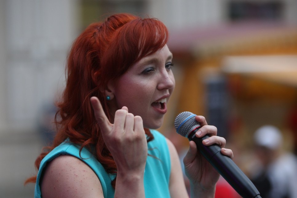Sängerin Nora Louisa auf dem CSD in Pirna.