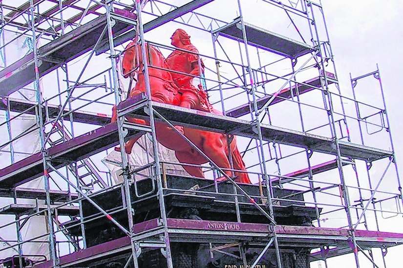 Von 2001 bis ‘03 wurde das Denkmal von der Firma Fuchs+Girke restauriert und neu vergoldet, 2003 zeigte sich August für einige Zeit in Orange. Foto: Pönisch