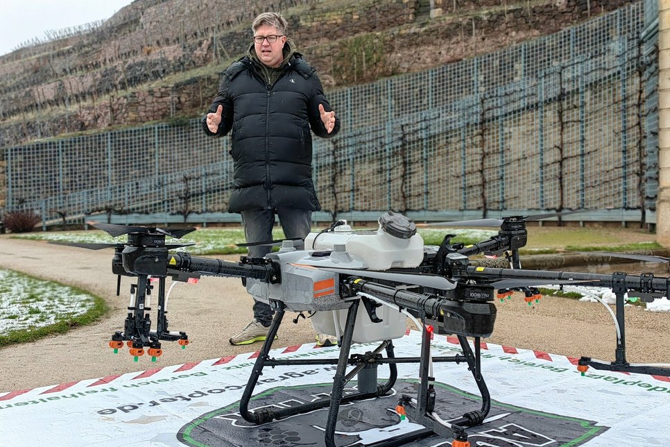 Drohnenpilot Manuel Ursel aus Franken erklärt die 40.000 Euro teure Drohne.