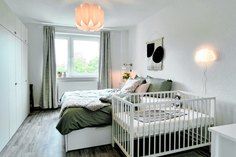 So könnte ein modern eingerichtetes Schlafzimmer in einer Plattenbau-Wohnung aussehen. Alle Möbel stammen vom schwedischen Einrichtungshaus Ikea.