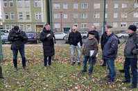 OB Tobias Schick hat beim Ortsteilrundgang in Ströbitz mit der Bürgerschaft verschiedene Lösungsansätze für örtliche Probleme besprochen.
