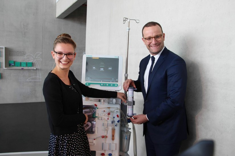 Dual-Studentin Lisa Schlecht und Bundesgesundheitsminister Jens Spahn bauten einen der ersten Dialysatoren (Kosten: 6 bis 12 Euro) aus Wilsdruff in ein Dialysegerät ein. In dem neuen Werk läuft jede Sekunde ein Dialysator vom Band.