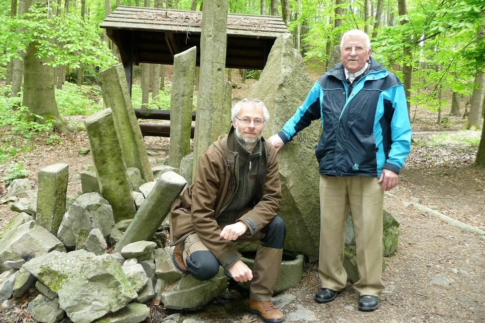 Tomas Salov und Klaus Fiedler vor dem Veronikabrunnen in der Gemeinde Vlci hora (Wolfsberg).  Foto: privat