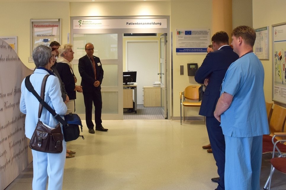 Gäste der Eröffnungsveranstaltung besichtigen die neue Bereitschaftspraxis im Städtischen Klinikum Görlitz. Blick auf die Patientenanmeldung. Foto: Klinikum Görlitz
