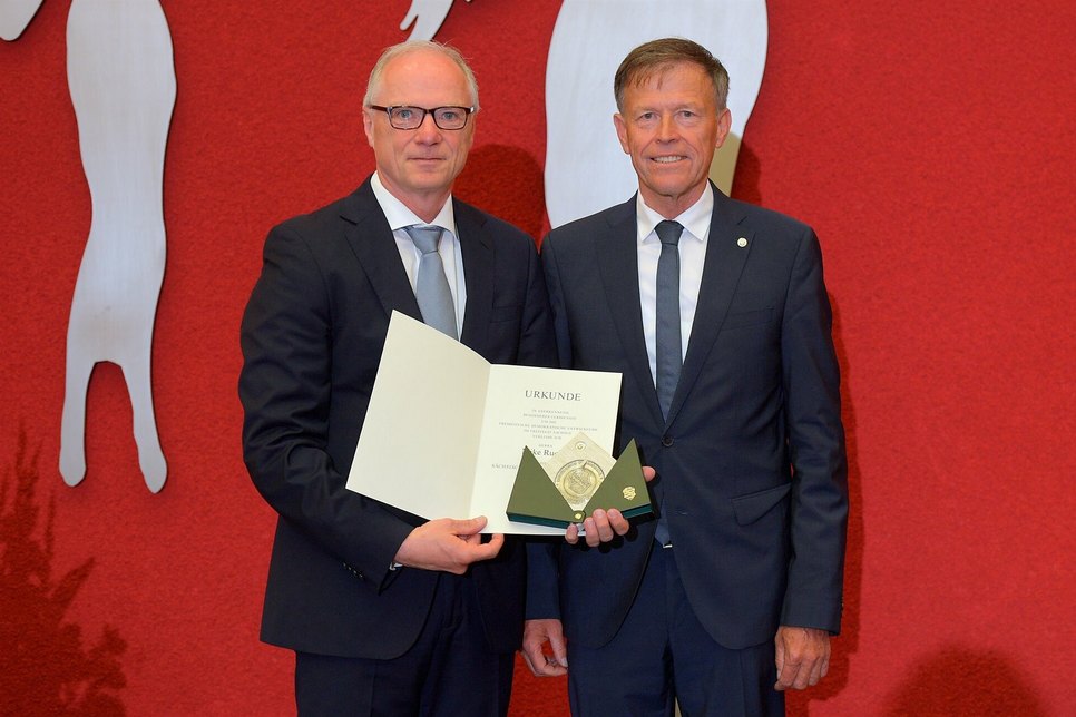 Mike Ruckh (li.) erhält die Medaille von Landtagspräsident Dr. Matthias Rößler.