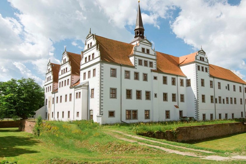 Das Schloss Doberlug ist bei dem Event am 10. September dabei und bietet mit einem Sammeltassencafé den stilvollen Auftakt zur diesjährigen Schlössernacht.