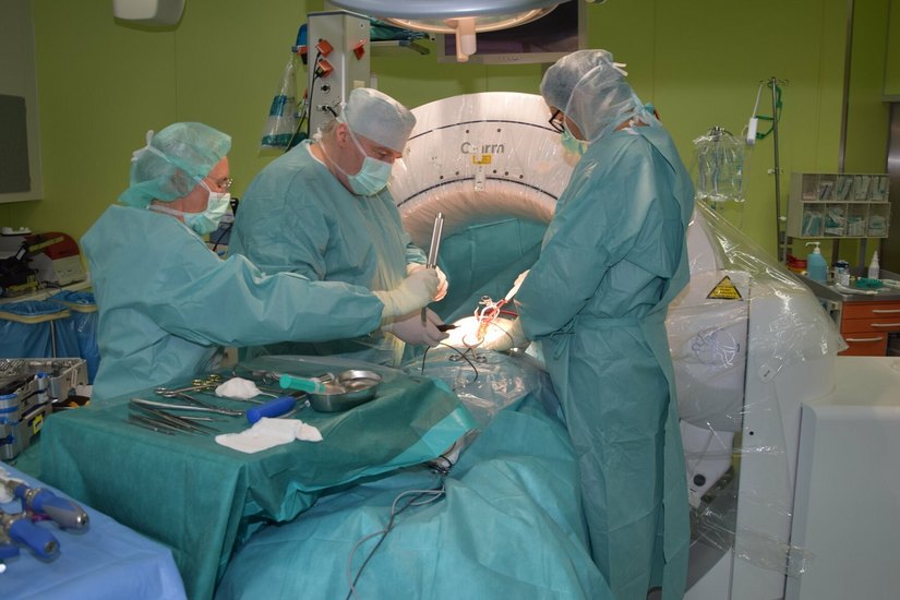 Chefarzt Dr. med. D. Dabravolski (Mitte) und sein OP-Team bei der Operation unter Einsatz  der 3D-O-Arm-Navigation
