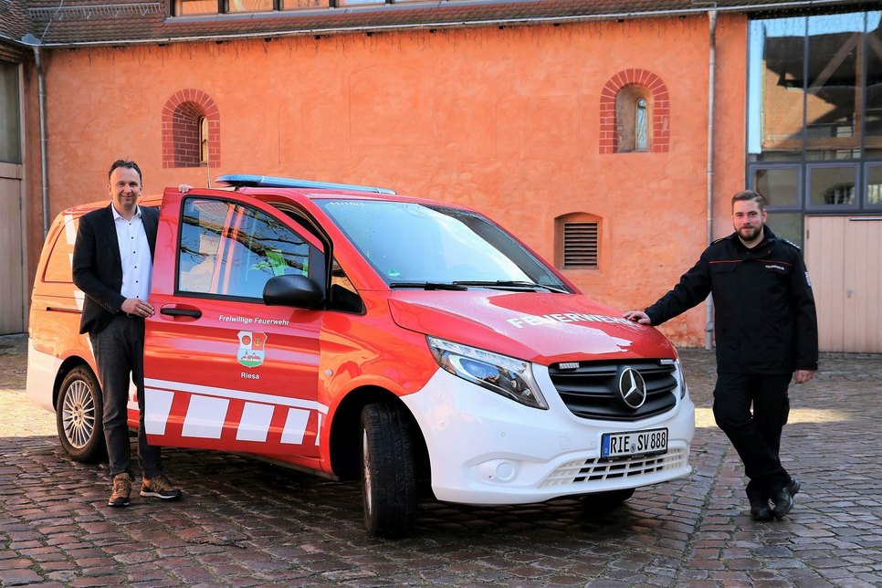 Oberbürgermeister Marco Müller (li.) und Riesas Stadtwehrleiter Robert Gudat nehmen das neue Fahrzeug in Empfang. (Wir wünschen: Gute Fahrt!)