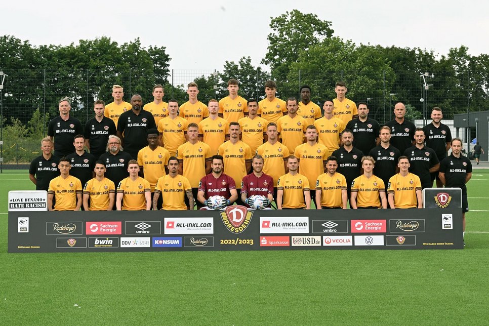 Mannschaftsfoto der SG Dynamo Dresden für die Saison 2022/23.