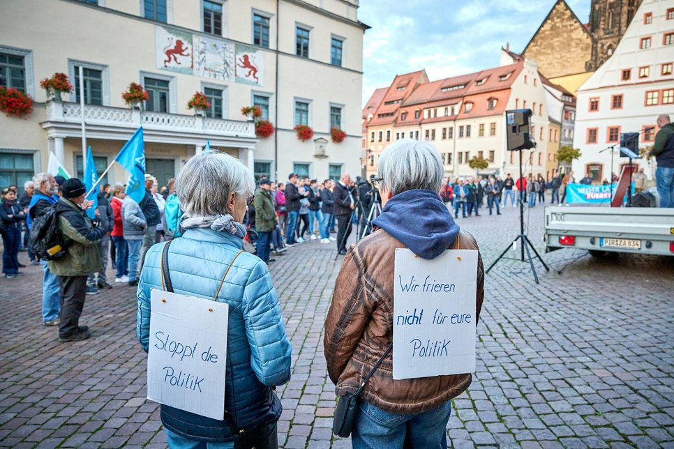 Wird die Energie-Krise die Menschen massenhaft auf die Straße treiben? Bürger demonstrieren bei der Kundgebung »Heißer Herbst statt kalter Winter« auf dem Pirnaer Marktplatz.